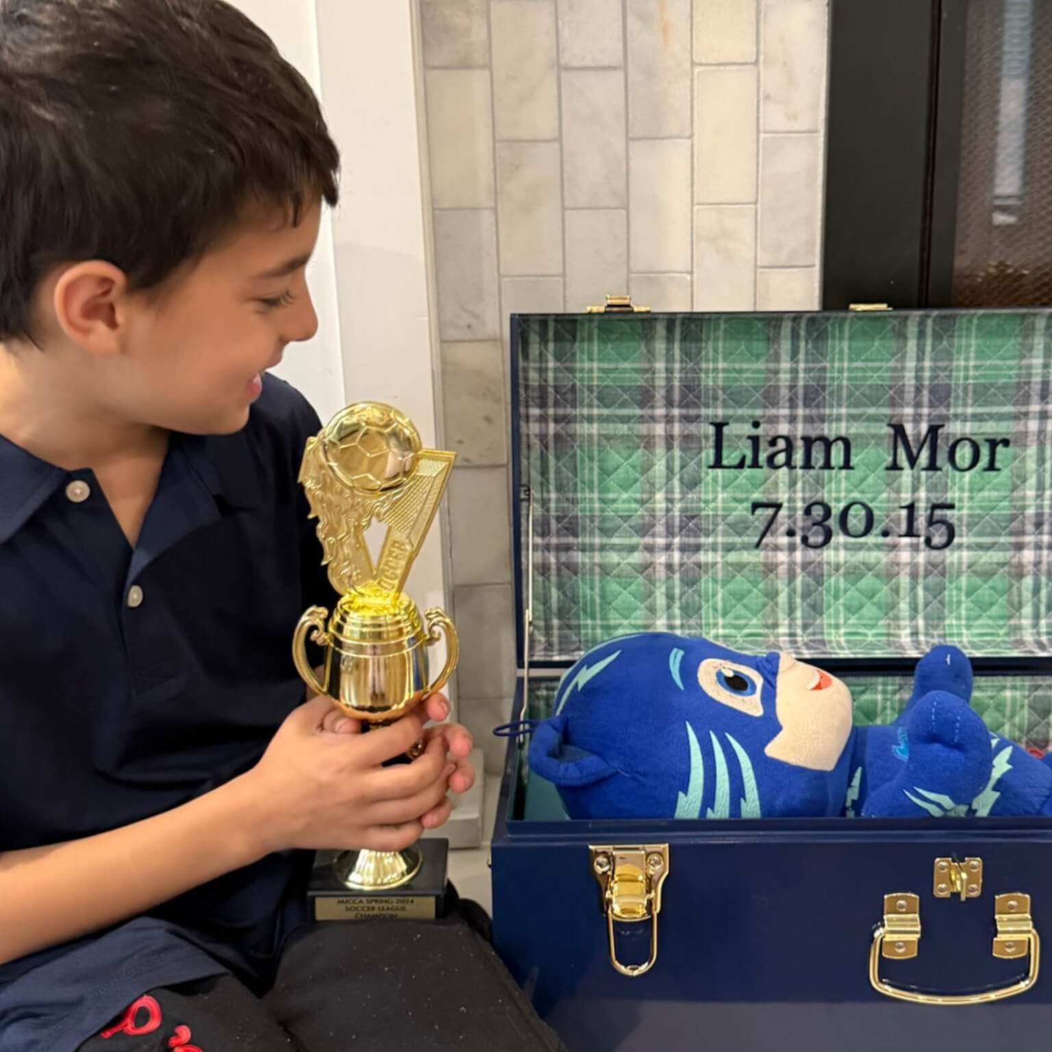 //memorizeyourlife.com/cdn/shop/files/boy_memory_box_elementary_school_memories_3ec0b362-df50-4c50-8075-8686dd157f91.jpg?v=1754017319