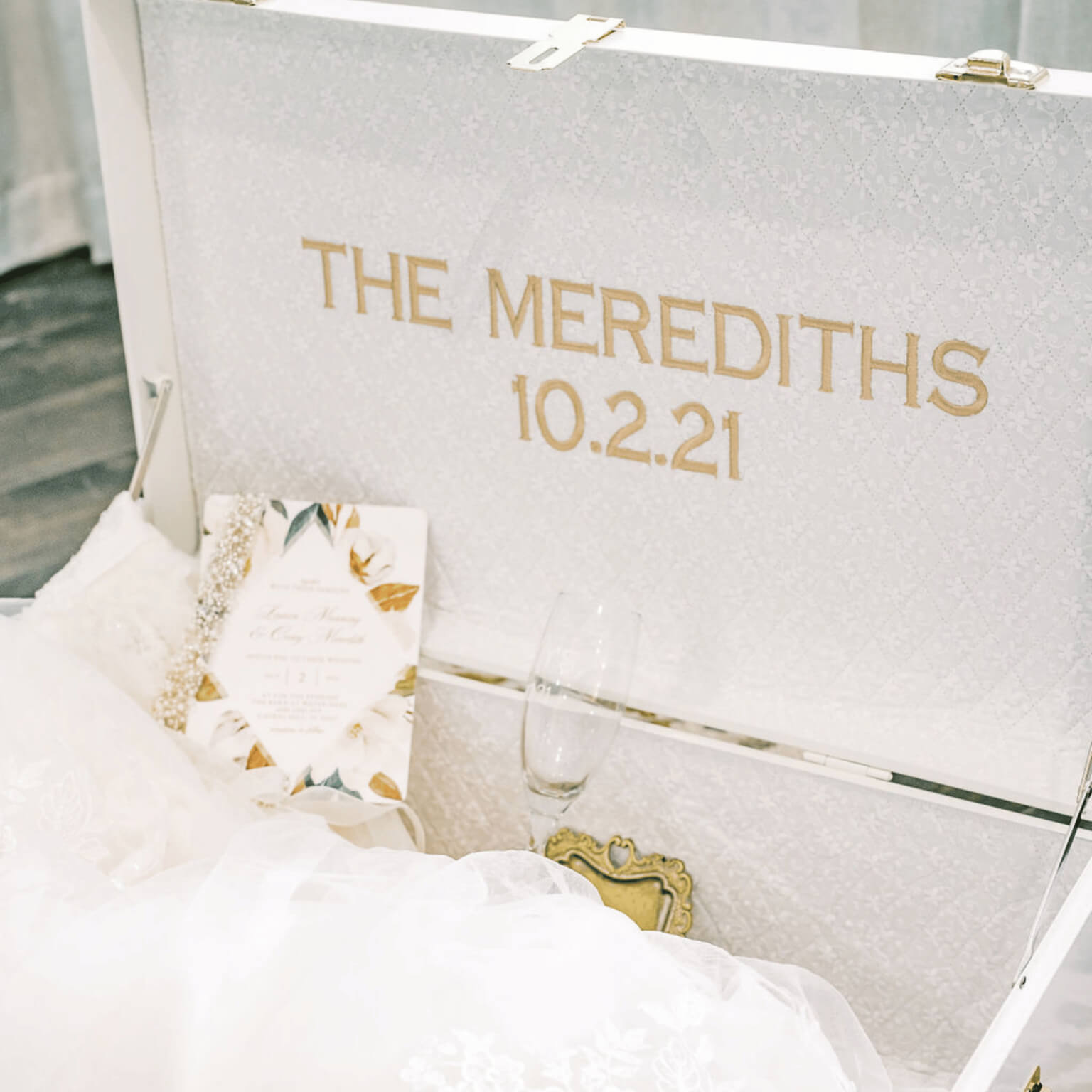 //memorizeyourlife.com/cdn/shop/files/gold_wedding_trunk_keepsake_box_7f284001-2837-4cf4-bcde-fb4e5b418326.jpg?v=1753842702