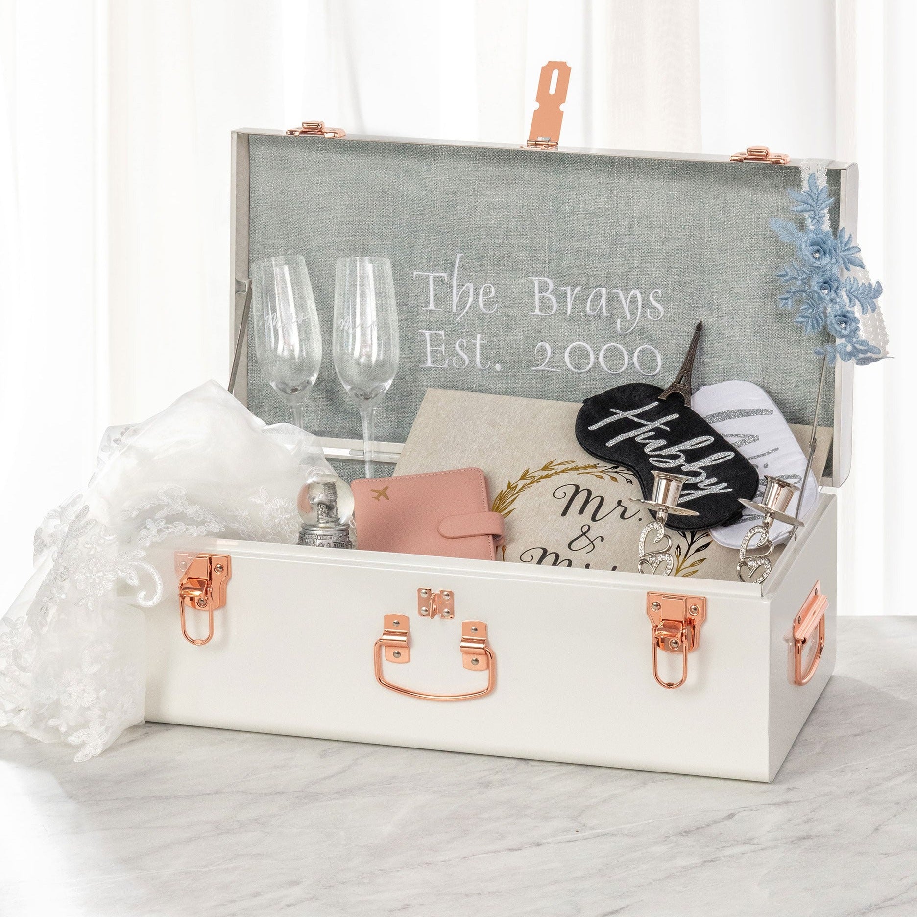 //memorizeyourlife.com/cdn/shop/files/memorize-custom-styled-trunks-wedding_49b339b1-25f3-4087-ae06-4aa52b0f78de.jpg?v=1753842682