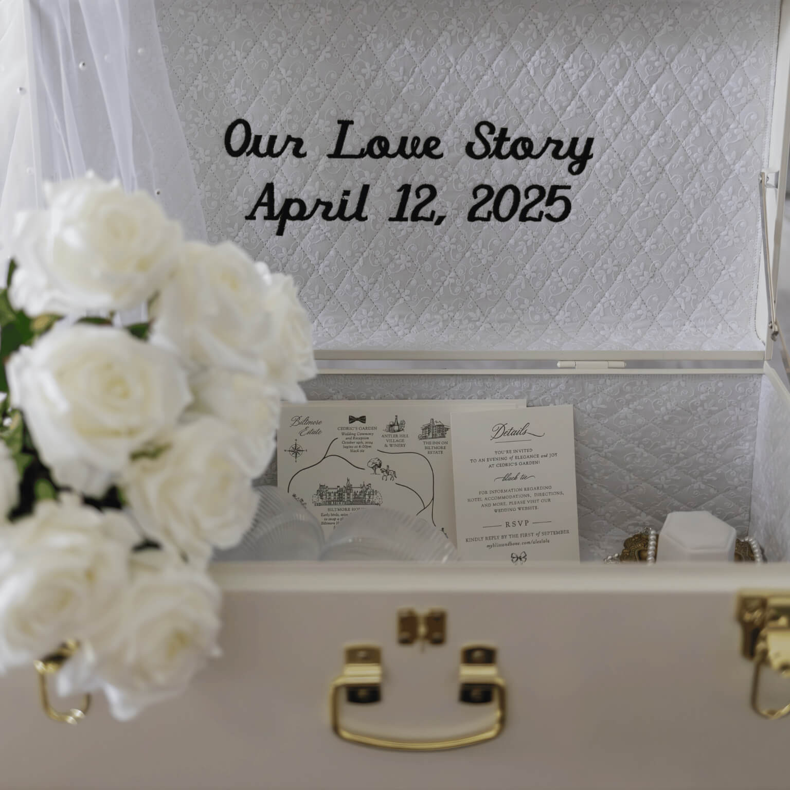 //memorizeyourlife.com/cdn/shop/files/wedding_trunk_with_dramatic_color_keepsake_box_8899a45b-adb2-444e-b0e1-0c0d0900f699.jpg?v=1753842779